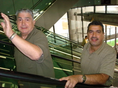 Edmond and David on the Paris airport escalator (sy)