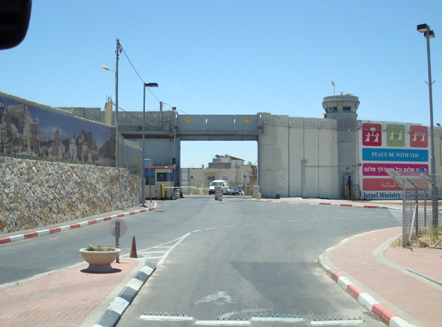 Controlling access to and from the Holy city of Bethlehem, separation wall and gate (sy)