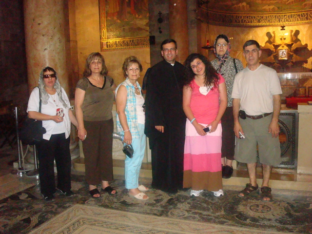 Group picture in Church of all Nations - oum Fadi, Alma, Suad, Father Samer, Hope, Minerva, Salim (sy)