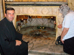 Father Samer and oum Fadi at the star in the Grotto of the Nativity (sy)