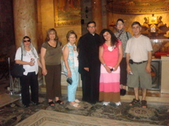 Group picture in Church of all Nations - oum Fadi, Alma, Suad, Father Samer, Hope, Minerva, Salim (sy)