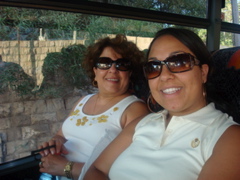Nina and Nicole on the bus, still smiling after a long day (sy)