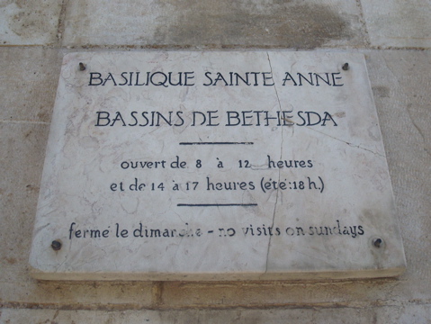 Basilique Sainte Anne, Bassins de Bethesda, sign (sy)