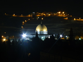Night view of the Dome of the Rock from roof of Notre Dame of Jerusalem Center (rw)