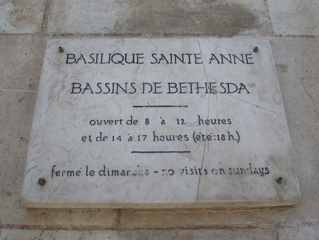 Basilique Sainte Anne, Bassins de Bethesda, sign (sy)