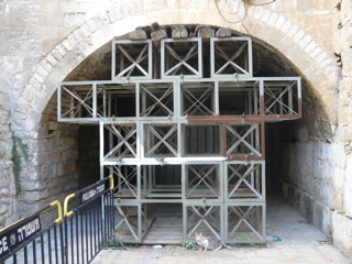 Arch support, Old Jerusalem (rw)
