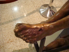 Bronze statue based on the image of the Shroud, detail of feet (hs)