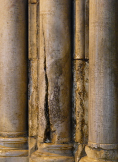 Cracked pillar at entrance to Church of the Holy Sepulchre (rw)