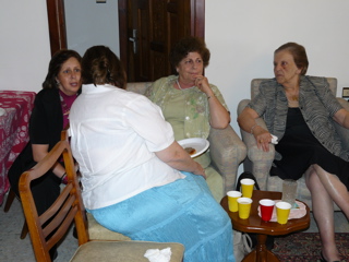 Ann talks American politics with Subi's niece Suhair, Lilian, Subi's sister-in-law Emily, at Naim's house (rw)