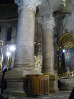 Massive pillars around the Holy Sepulchre (rw)