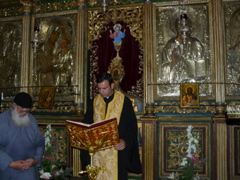 Father Samer reads the gospel of Transfiguration (rw)