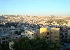Nazareth in the evening, with Mount Tabor in the distance (sy)