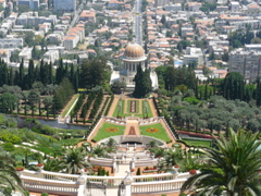 The Baha'i Shrine of the Bab from the gardens above, in Haifa (rw)