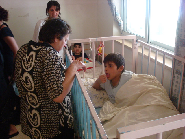 oum Fadi with a young resident at the Four Homes of Mercy in Bethany (sy)