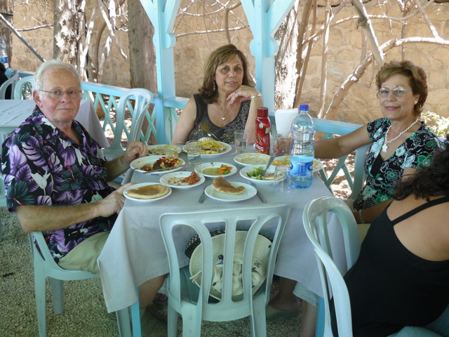Fuad, Alma, and Suad at Al Rawdah Restaurant in Jericho (rw)