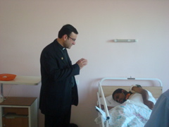 Father Samer with a resident at the Four Homes of Mercy in Bethany (sy)