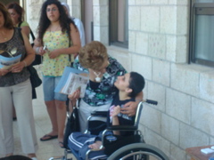 Hope and Suad with a resident at the Four Homes of Mercy in Bethany (sy)