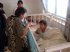 oum Fadi with a young resident at the Four Homes of Mercy in Bethany (sy)