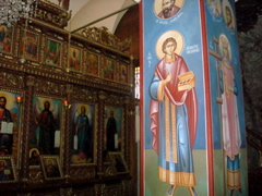  Iconostastis and new icons on the pillars of the chapel of the Temptation Monastery (sy)