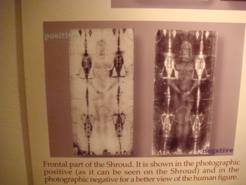 Frontal part of the Shroud, in positive and negative images (hs)
