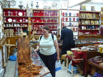 Ann and Father Samer shopping on Christian Quarter Rd, Old Jerusalem (rw)