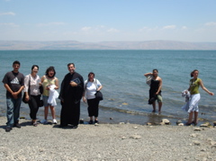 Dipping our feet in the Sea of Galilee - Paul, Minerva, Hope, Father Samer, oum Fadi, Ursula, Natalia (sy)