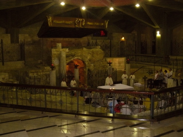 The cave home in the church of Mary, Nazareth (rw)